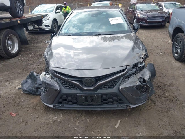 44734208 :رقم المزاد ، 4T1G11BK8NU060152 vin ، 2022 Toyota Camry Se Awd مزاد بيع