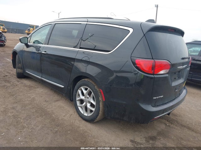2017 Chrysler Pacifica Touring-l Plus მანქანა იყიდება აუქციონზე, vin: 2C4RC1EG3HR555861, აუქციონის ნომერი: 44734351