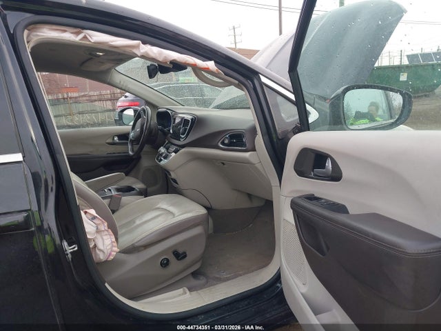 2017 Chrysler Pacifica Touring-l Plus მანქანა იყიდება აუქციონზე, vin: 2C4RC1EG3HR555861, აუქციონის ნომერი: 44734351