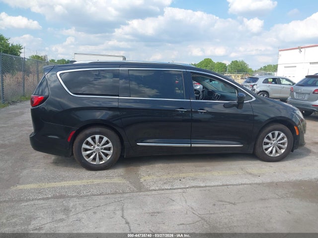 2018 Chrysler Pacifica Touring L მანქანა იყიდება აუქციონზე, vin: 2C4RC1BG8JR142957, აუქციონის ნომერი: 44735740