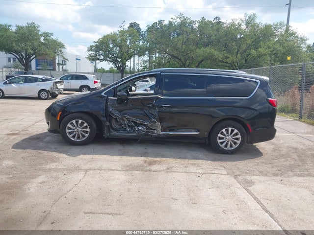 2018 Chrysler Pacifica Touring L მანქანა იყიდება აუქციონზე, vin: 2C4RC1BG8JR142957, აუქციონის ნომერი: 44735740