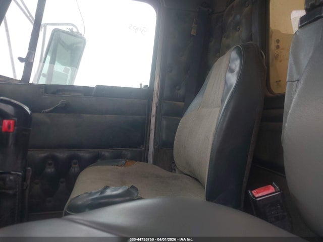Продажа на аукционе авто 1998 Kenworth Construction W900, vin: 1XKWD29X3WR773726, номер лота: 44735759
