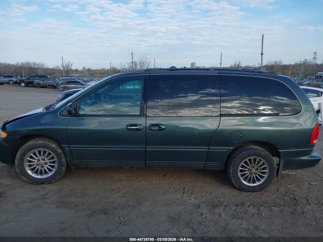 Продажа на аукционе авто 2000 Chrysler Town & Country Limited, vin: 1C4GP64LXYB517257, номер лота: 44735795
