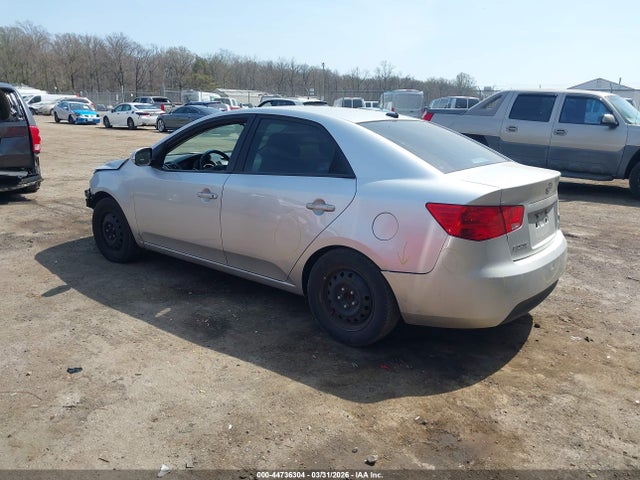 2010 KIA FORTE KNAFU4A2XA5809383 Photo 2