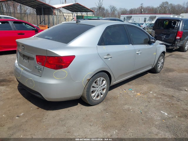 2010 KIA FORTE KNAFU4A2XA5809383 Photo 3