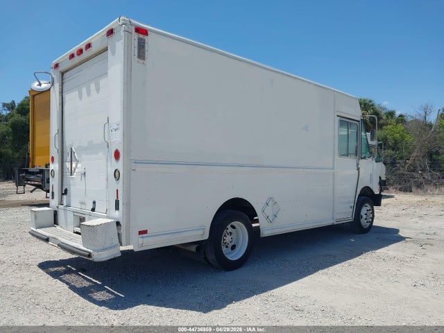44736959 :رقم المزاد ، 4UZA4FA48YCG41533 vin ، 2000 Freightliner Chassis M Line Walk-in Van مزاد بيع