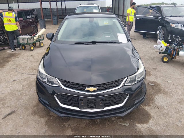 44737341 :رقم المزاد ، 1G1BC5SM7J7175571 vin ، 2018 Chevrolet Cruze Ls Auto مزاد بيع