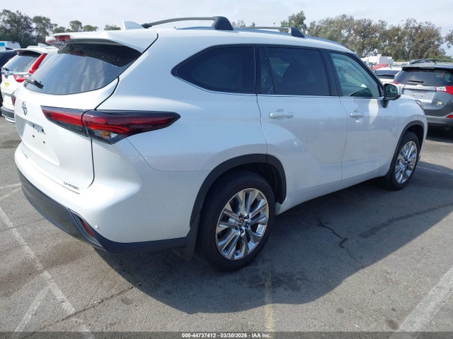 Toyota Highlander Limited 2024 5TDKDRAH6RS540369 Image 4