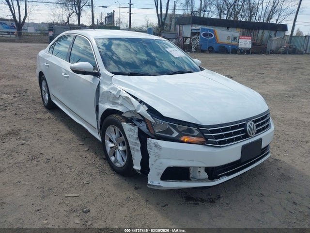 2017 Volkswagen Passat 1.8t S მანქანა იყიდება აუქციონზე, vin: 1VWAT7A33HC025687, აუქციონის ნომერი: 44737445