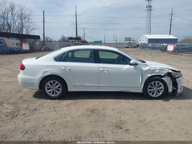 44737445 :رقم المزاد ، 1VWAT7A33HC025687 vin ، 2017 Volkswagen Passat 1.8t S مزاد بيع