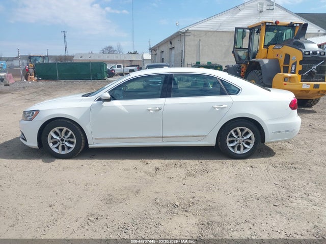 44737445 :رقم المزاد ، 1VWAT7A33HC025687 vin ، 2017 Volkswagen Passat 1.8t S مزاد بيع