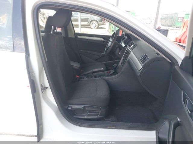 44737445 :رقم المزاد ، 1VWAT7A33HC025687 vin ، 2017 Volkswagen Passat 1.8t S مزاد بيع