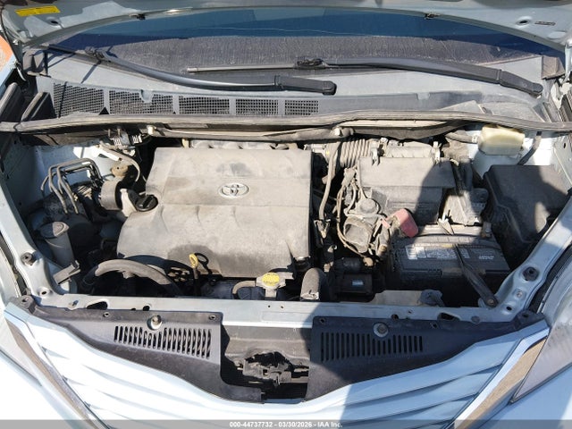 44737732 :رقم المزاد ، 5TDKK3DC5FS645791 vin ، 2015 Toyota Sienna Le 8 Passenger مزاد بيع
