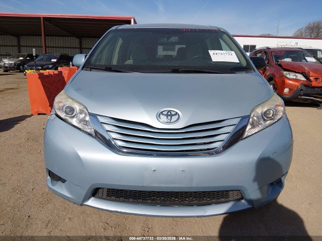 44737732 :رقم المزاد ، 5TDKK3DC5FS645791 vin ، 2015 Toyota Sienna Le 8 Passenger مزاد بيع