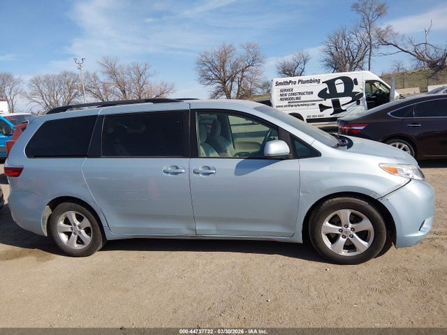 44737732 :رقم المزاد ، 5TDKK3DC5FS645791 vin ، 2015 Toyota Sienna Le 8 Passenger مزاد بيع