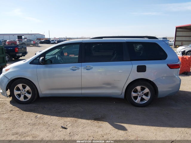 44737732 :رقم المزاد ، 5TDKK3DC5FS645791 vin ، 2015 Toyota Sienna Le 8 Passenger مزاد بيع