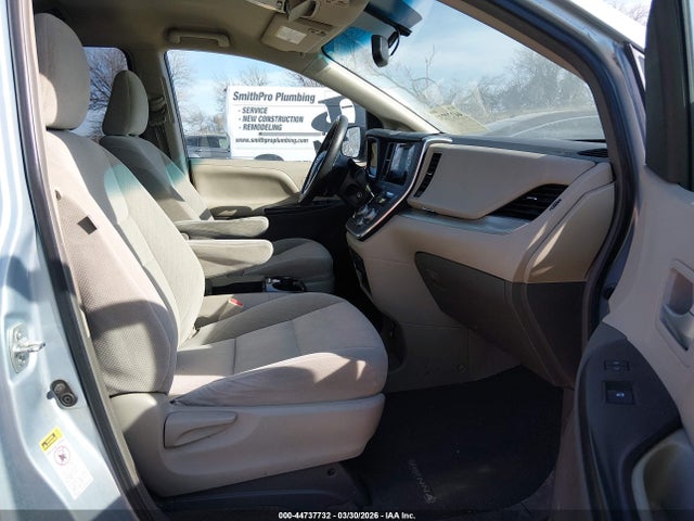 44737732 :رقم المزاد ، 5TDKK3DC5FS645791 vin ، 2015 Toyota Sienna Le 8 Passenger مزاد بيع