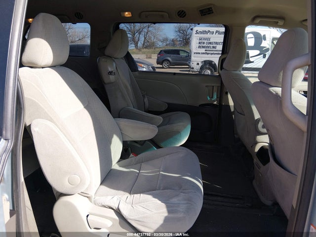 44737732 :رقم المزاد ، 5TDKK3DC5FS645791 vin ، 2015 Toyota Sienna Le 8 Passenger مزاد بيع