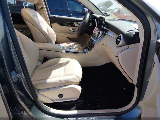 44738261 :رقم المزاد ، WDC0G4JBXHV010658 vin ، 2017 Mercedes-benz Glc 300 مزاد بيع