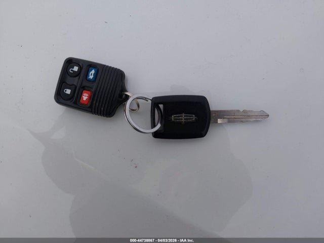 Продажа на аукционе авто 2006 Lincoln Town Car Designer Series, vin: 1LNHM83W96Y609471, номер лота: 44738867
