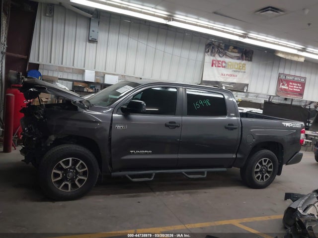 Продаж на аукціоні авто 2017 Toyota Tundra Sr5 5.7l V8, vin: 5TFDW5F12HX645099, номер лоту: 44738979