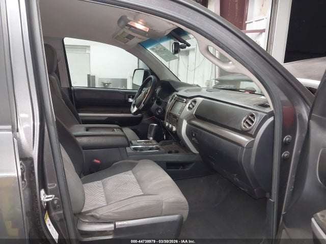 Продаж на аукціоні авто 2017 Toyota Tundra Sr5 5.7l V8, vin: 5TFDW5F12HX645099, номер лоту: 44738979