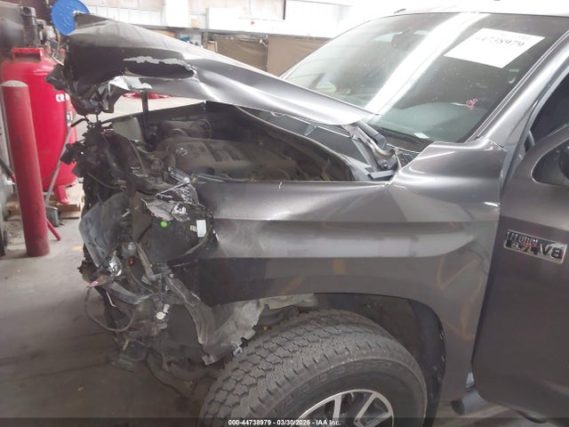Продаж на аукціоні авто 2017 Toyota Tundra Sr5 5.7l V8, vin: 5TFDW5F12HX645099, номер лоту: 44738979
