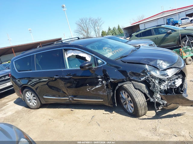 Продажа на аукционе авто 2017 Chrysler Pacifica Touring-l, vin: 2C4RC1BG1HR620906, номер лота: 44740011