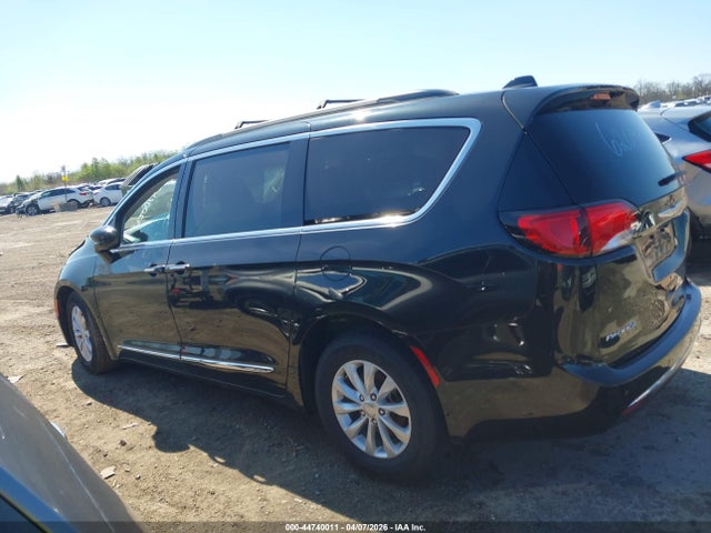 Продажа на аукционе авто 2017 Chrysler Pacifica Touring-l, vin: 2C4RC1BG1HR620906, номер лота: 44740011