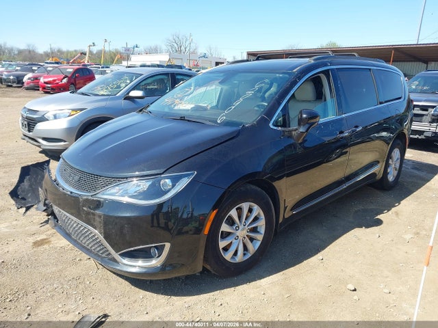 Продажа на аукционе авто 2017 Chrysler Pacifica Touring-l, vin: 2C4RC1BG1HR620906, номер лота: 44740011