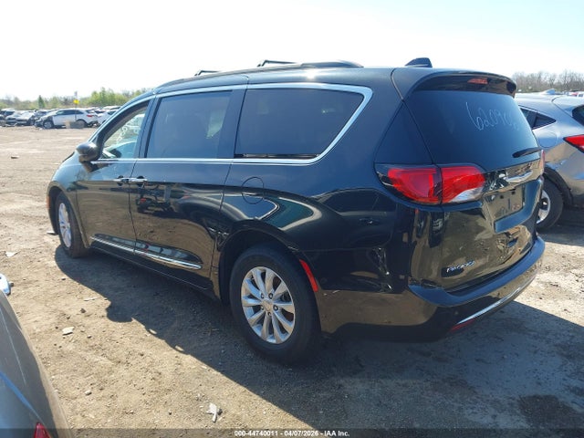 Продажа на аукционе авто 2017 Chrysler Pacifica Touring-l, vin: 2C4RC1BG1HR620906, номер лота: 44740011
