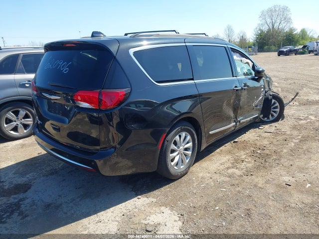 Продажа на аукционе авто 2017 Chrysler Pacifica Touring-l, vin: 2C4RC1BG1HR620906, номер лота: 44740011