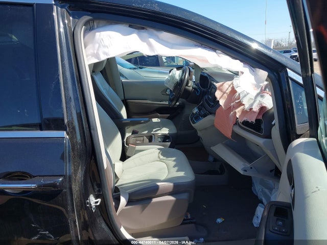 Продажа на аукционе авто 2017 Chrysler Pacifica Touring-l, vin: 2C4RC1BG1HR620906, номер лота: 44740011