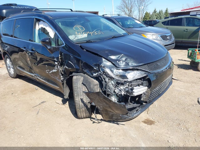 Продажа на аукционе авто 2017 Chrysler Pacifica Touring-l, vin: 2C4RC1BG1HR620906, номер лота: 44740011