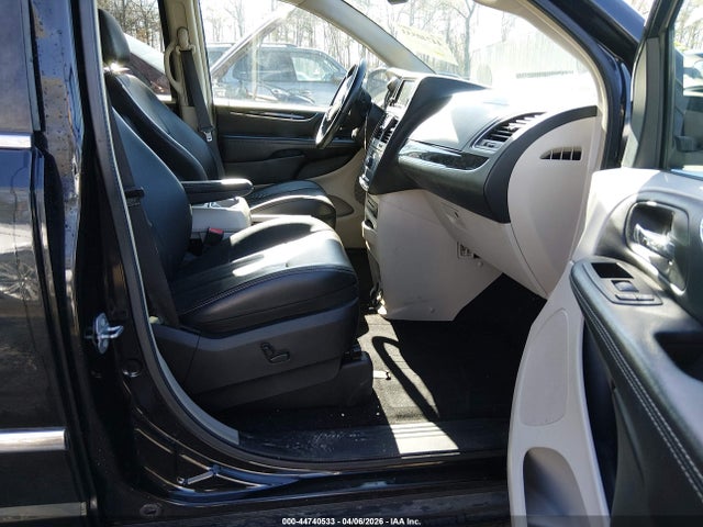Продажа на аукционе авто 2015 Chrysler Town & Country Touring-l, vin: 2C4RC1CG9FR742778, номер лота: 44740533
