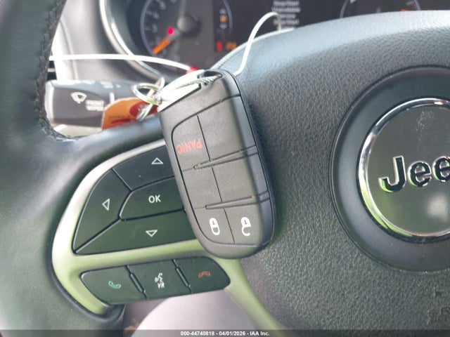 1C4RJFAG0JC332992 Jeep Grand Cherokee Laredo E 4x4