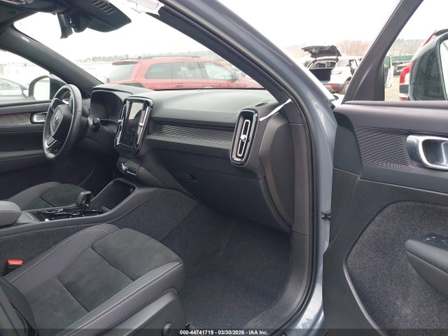 YV4L12UW3P2051217 Volvo Xc40 B5 Plus Dark Theme