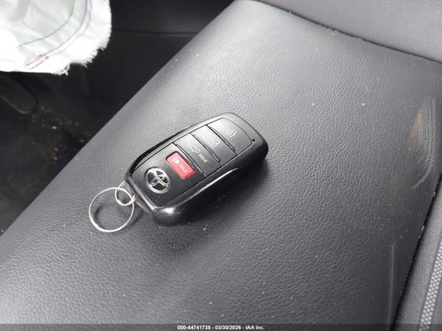 44741738 :رقم المزاد ، 7MUFBABGXRV063255 vin ، 2024 Toyota Corolla Cross Hybrid Xse مزاد بيع