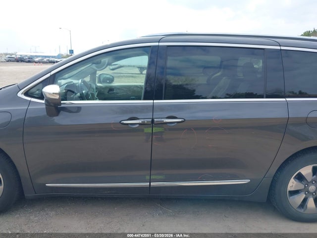 Продажа на аукционе авто 2018 Chrysler Pacifica Hybrid Limited, vin: 2C4RC1N75JR105201, номер лота: 44742051