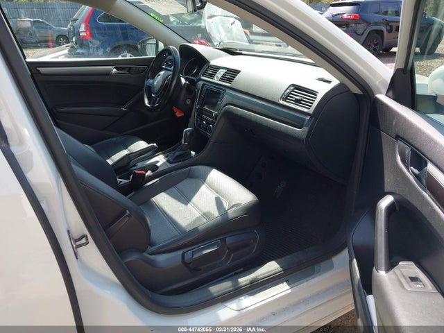 Продаж на аукціоні авто 2017 Volkswagen Passat 1.8t R-line, vin: 1VWDT7A39HC065639, номер лоту: 44742055