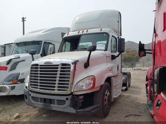 Freightliner Cascadia 125 2017 3AKJGEDR5HSHE1305 Image 2