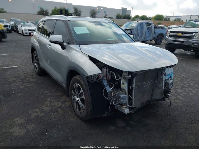 5TDHZRAH8NS102653 Toyota Highlander Xle