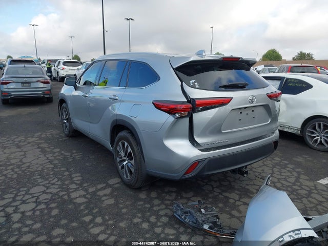 2022 TOYOTA HIGHLANDER 5TDHZRAH8NS102653 Photo 2