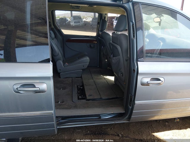 2006 Chrysler Town & Country Limited მანქანა იყიდება აუქციონზე, vin: 2A8GP64L06R821849, აუქციონის ნომერი: 44742905