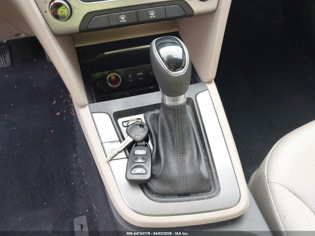 5NPD74LF1JH332196 Hyundai ELANTRA SE