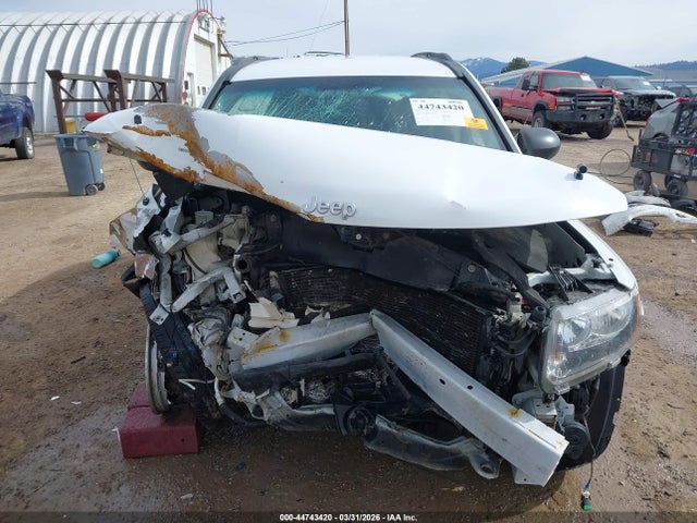 1C4NJDBB8GD723266 Jeep Compass Sport
