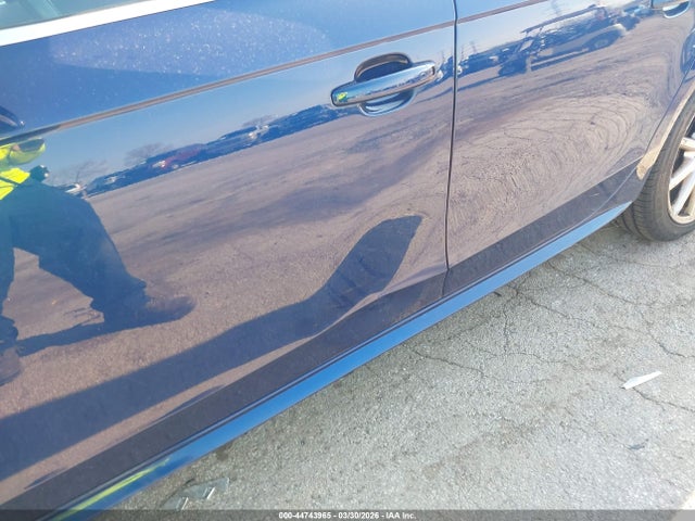 44743965 :رقم المزاد ، WAUBFAFL2FN005238 vin ، 2015 Audi A4 2.0t Premium مزاد بيع