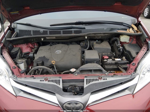 5TDYZ3DC7JS951924 Toyota Sienna Xle 8 Passenger
