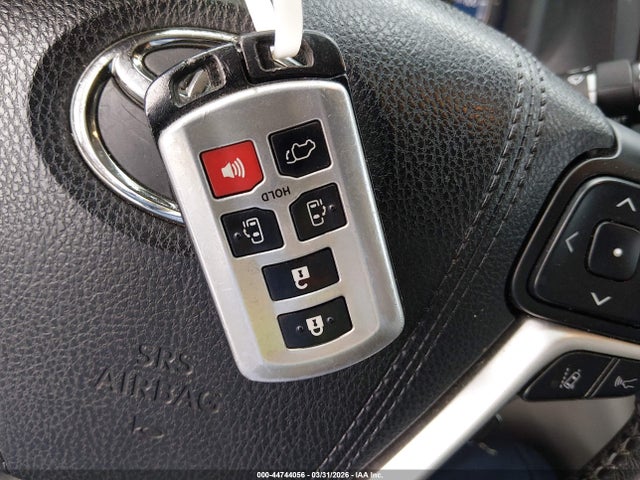 5TDYZ3DC7JS951924 Toyota Sienna Xle 8 Passenger