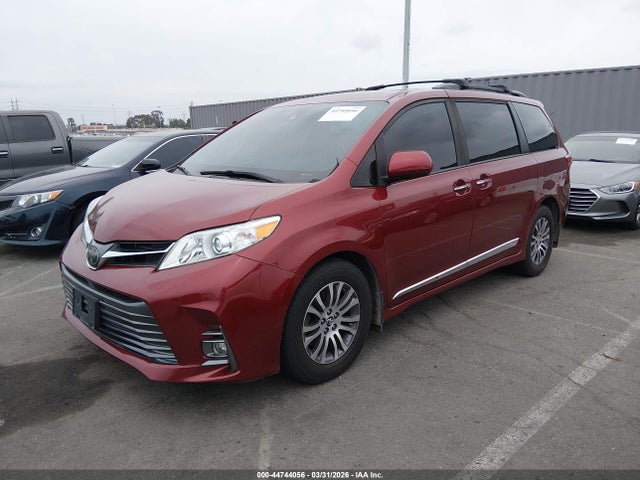5TDYZ3DC7JS951924 Toyota Sienna Xle 8 Passenger